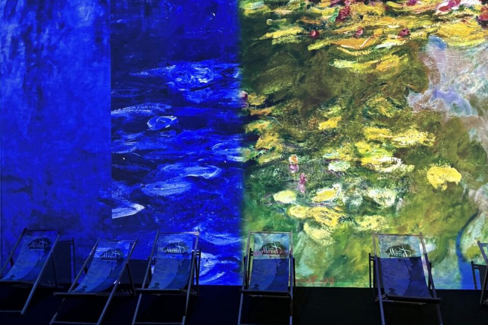Une salle à 360°C projette en continu de nombreuses images. 