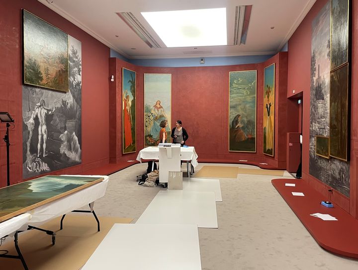 La reconstitution du Grand salon du Jas de Bouffan, en cours d'installation au musée Granet d'Aix-en-Provence pour l'exposition consacrée à Paul Cezanne, le 11 juin 2025. (VALERIE GAGET / FRANCEINFO CULTURE)