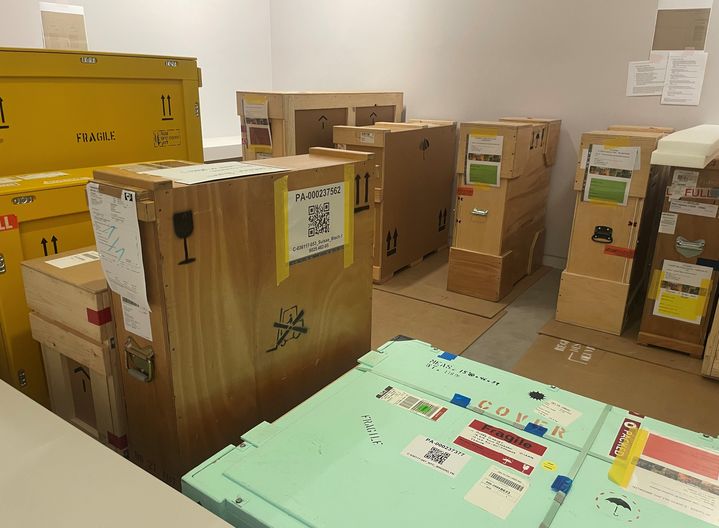 Les caisses contenant les œuvres de Paul Cezanne stockées dans l'une des salles du musée Granet d'Aix-en-Provence, en attendant leur installation sur les cimaises, le 11 juin 2025. (VALERIE GAGET / FRANCEINFO CULTURE)
