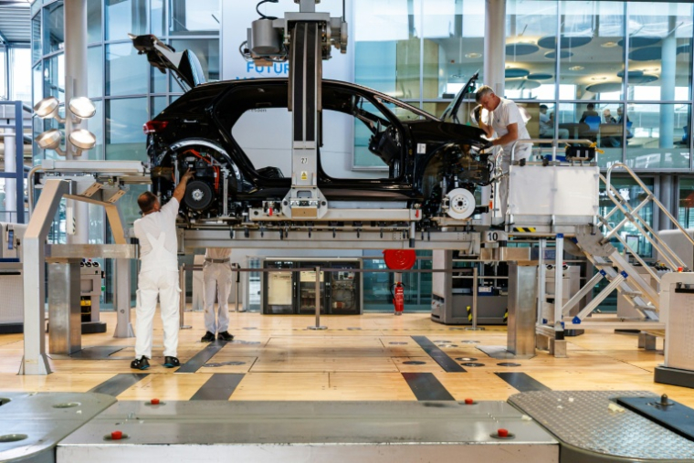 Une usine Volkswagen à Dresde en Allemagne le 14 mai 2025  ( AFP / JENS SCHLUETER )