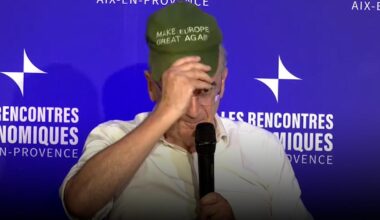 quand le gouverneur de la Banque de France sort une casquette inspirée du slogan cher à Trump