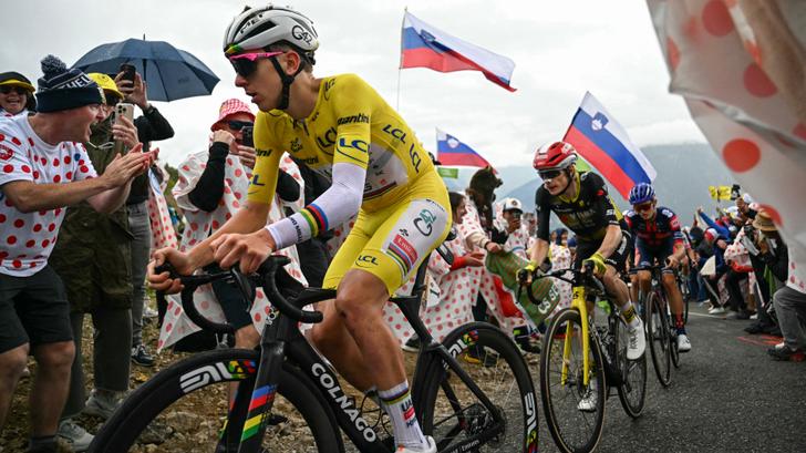 Tadej Pogacar dans la dernière ascension du Col de la Loze devant Jonas Vingegaard et le coureur britannique Oscar Onley, lors de la 18e étape du Tour de France 2025, le 24 juillet 2025.