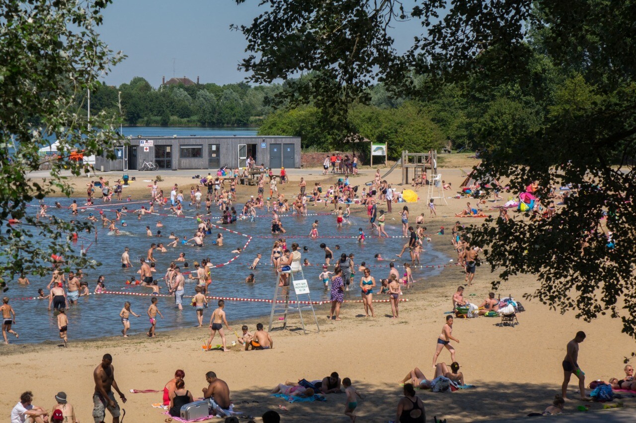 Métropole de Lille. Le parc des Prés du Hem rouvre sa zone de baignade avec une jauge limitée