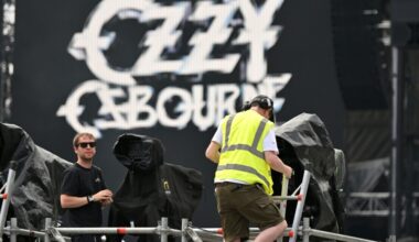 Des techniciens préparent la scène à la veille du dernier concert du groupe Black Sabbath avec son leader Ozzy Osbourne au Villa Park à Birmingham, dans le centre de l