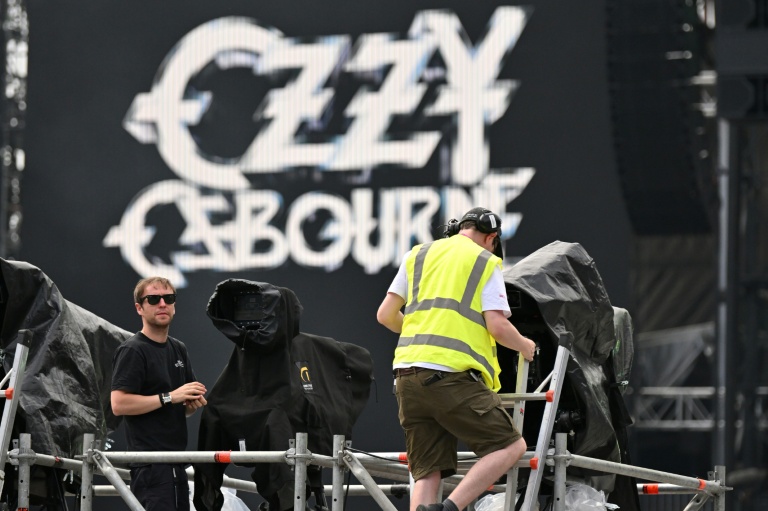 Des techniciens préparent la scène à la veille du dernier concert du groupe Black Sabbath avec son leader Ozzy Osbourne au Villa Park à Birmingham, dans le centre de l