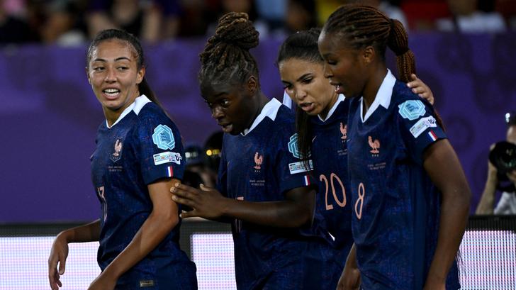 La milieu de terrain française Sandy Baltimore célèbre son but avec ses coéquipières lors de la première rencontre de l’Euro 2025 de l’équipe de France face à l’Angleterre, le 5 juillet 2025.