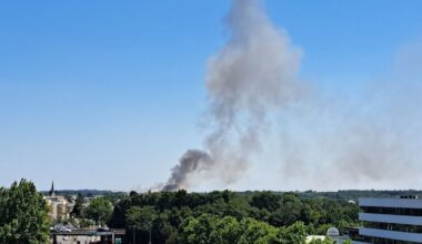 une épaisse fumée visible à des kilomètres