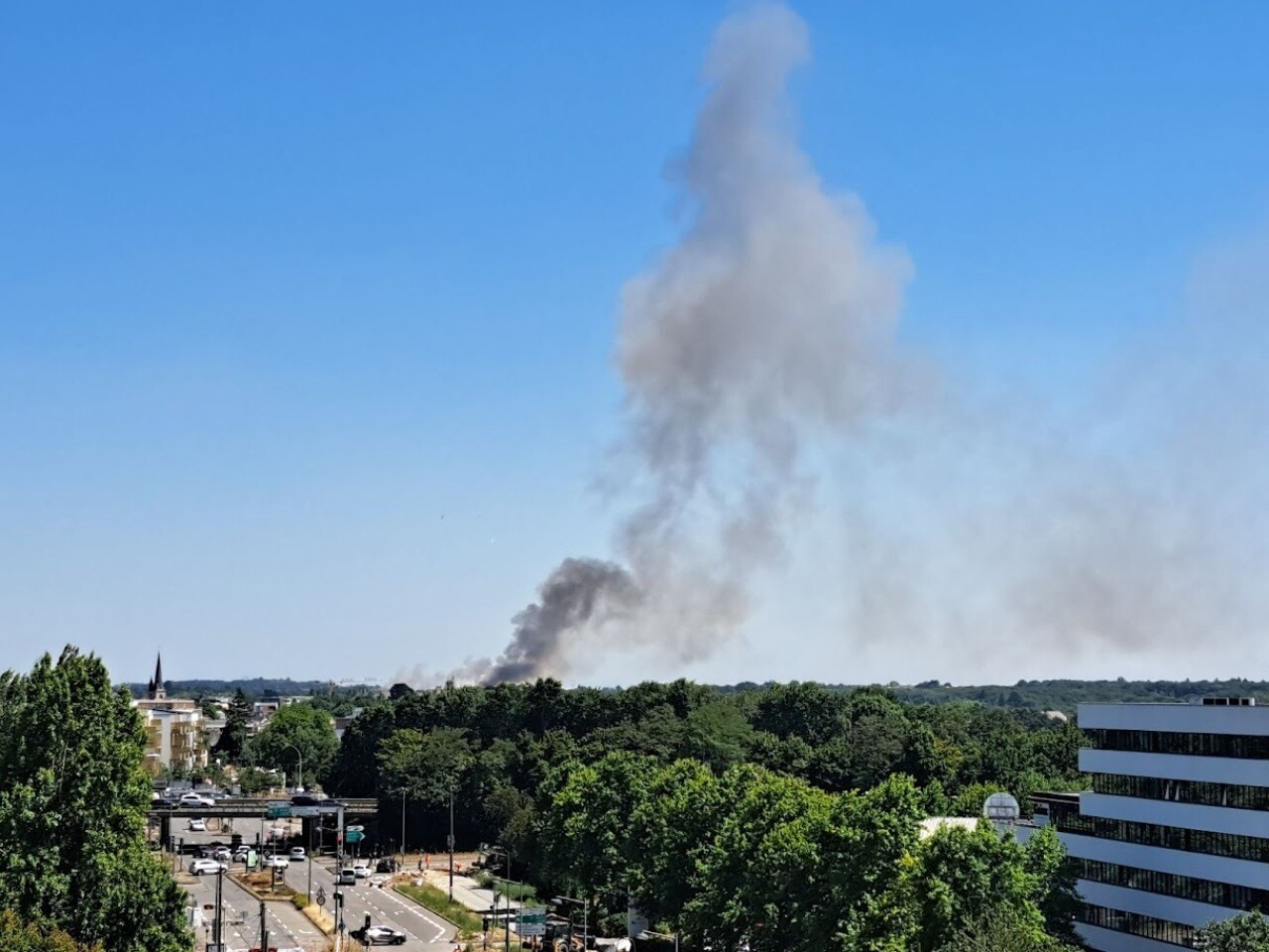 une épaisse fumée visible à des kilomètres