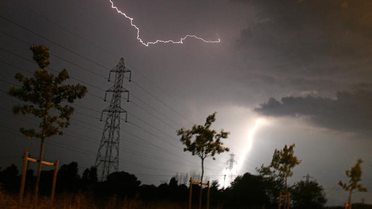 Au cours des violents orages qui frappent l’est de la France, une personne est décédée ce dimanche 20 juillet. (Photo d’illustration : La foudre tombe sur une ligne électrique, le 27 juillet 2006 à Toulouse.)