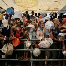 Des Palestiniens affamés lors d'une distribution de nourriture à Khan Younès dans la bande de Gaza le 22 juillet 2025.