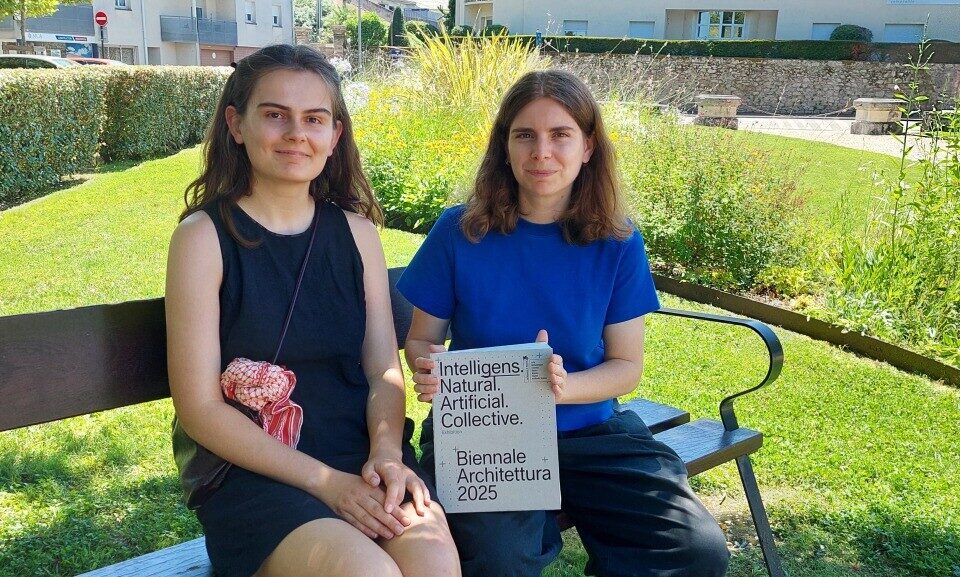 Bernadetta Budzik, Polonaise, et Rachel Rouzaud (de Saint-Macaire, en Gironde) tiennent dans les mains le livre souvenir de la Biennale à laquelle elles participent à Venise.