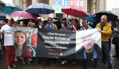 rassemblement de soutien à Paris pour la libération de Cécile Kohler et Jacques Paris