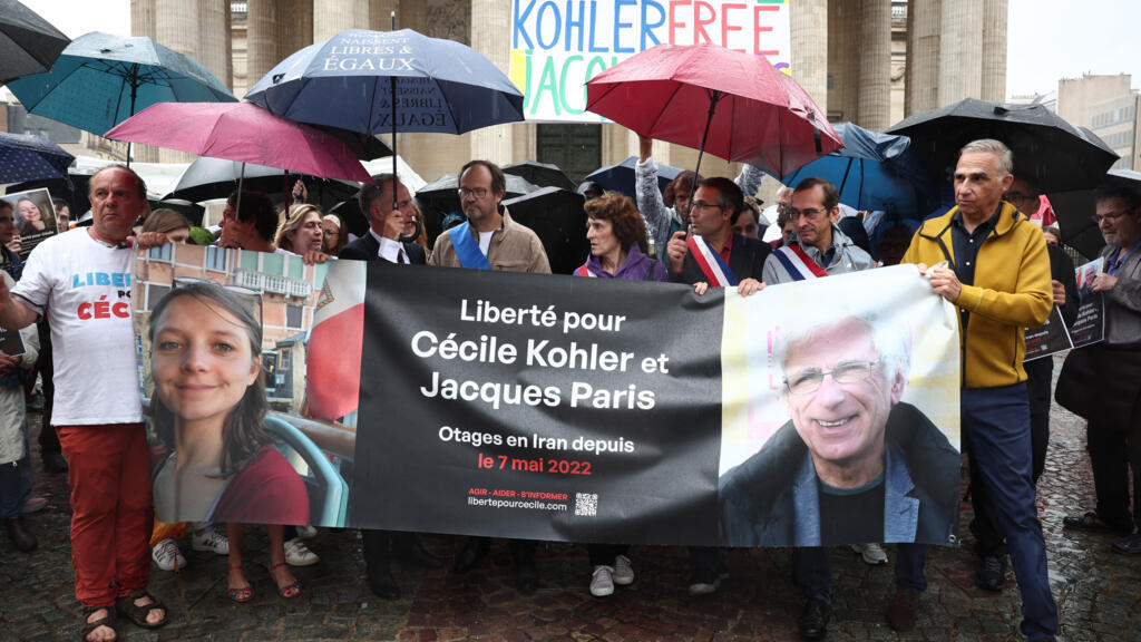 rassemblement de soutien à Paris pour la libération de Cécile Kohler et Jacques Paris