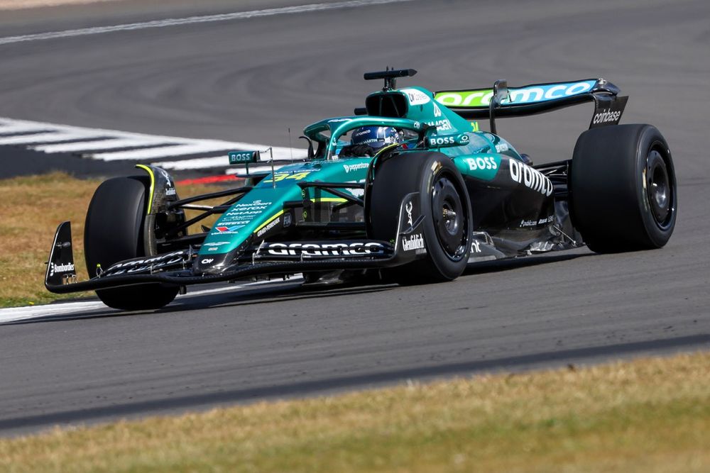 Felipe Drugovich au volant de l'Aston Martin à Silverstone.