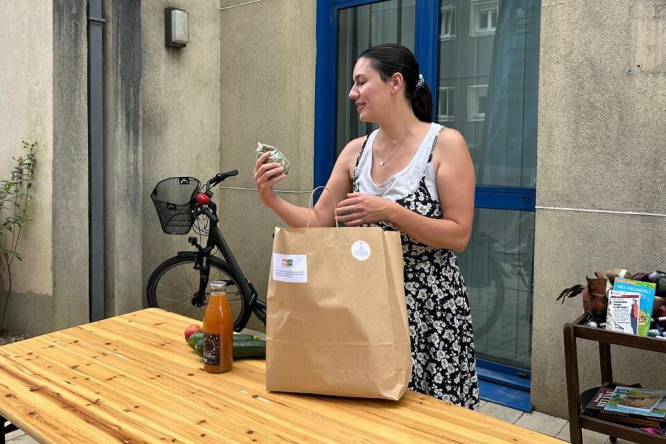 « C’est la première fois qu’on a du jus de pomme » constate Mathilde Caret en découvrant le contenu de son panier bio de la semaine.