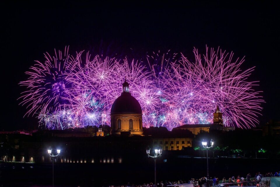 Le feu d'artifice sur la Garonne offre traditionnellement une vue de carte postale sur Toulouse
