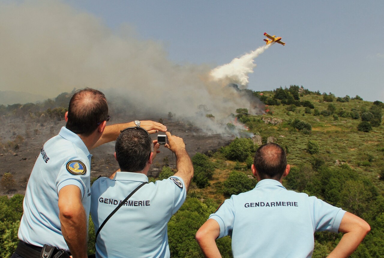 Aude. Il allume un feu et essaie de s'enfuir, des réservistes de la gendarmerie l'interpellent