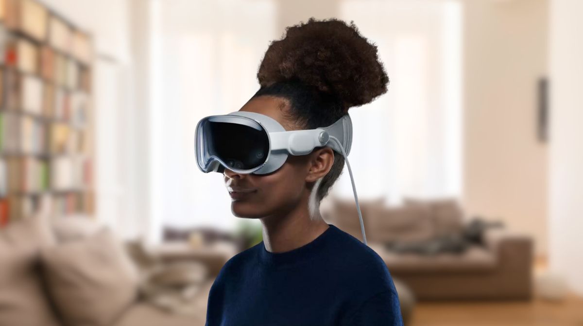fille qui porte un casque Apple Vision Pro