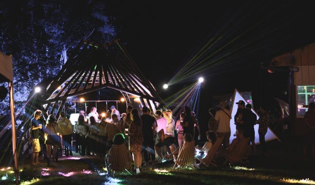 Fin août, l’année dernière, à l’étang du Nonnenhof, la jeune association strasbourgeoise Underground Mountain avait accueilli de nombreux artistes sur la scène réalisée à partir de matériaux recyclés. Nouveauté cette année : samedi après-midi 26 juillet, un espace jeux sera dédié aux enfants. Photo Candid Photographie