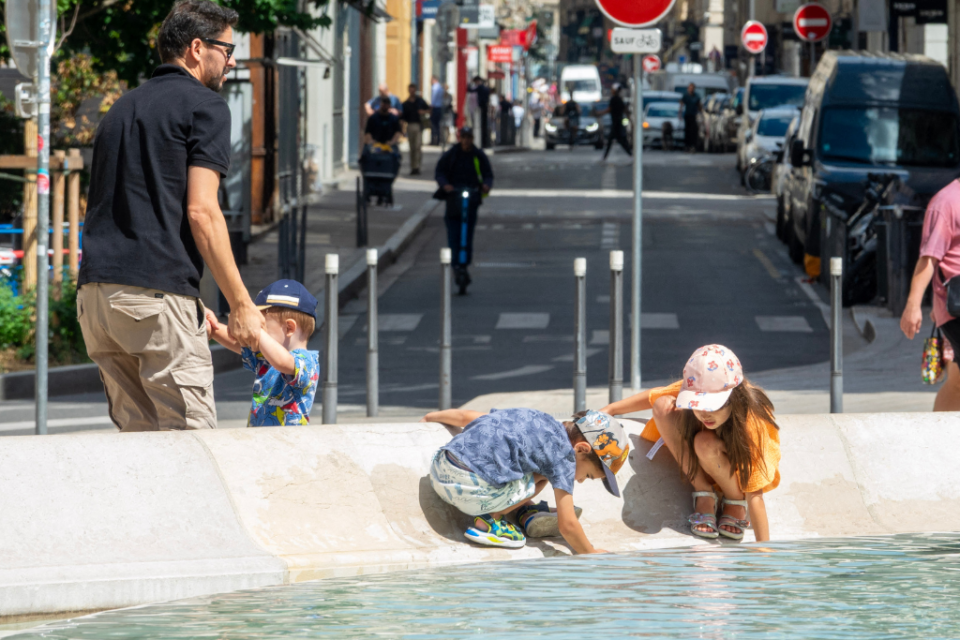Il est interdit de se baigner dans la fontaine des Jacobins à Lyon, mais rien n'empêche de se mouiller la peau ou tremper ses pieds.