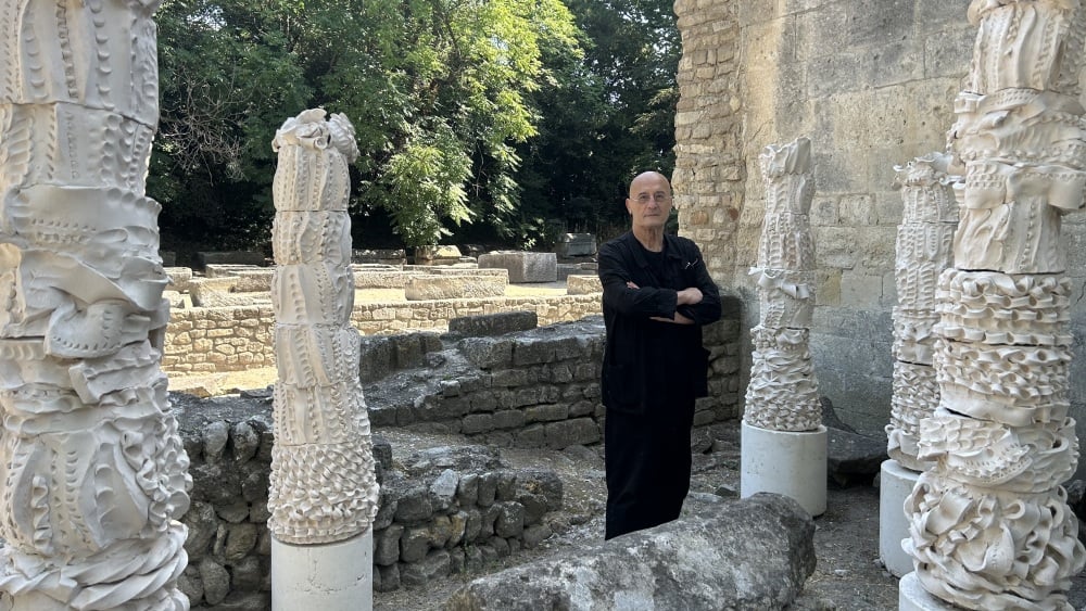 L'exposition de Jean-Pierre Formica sublime le passage du temps aux Alyscamps, nécropole à Arles