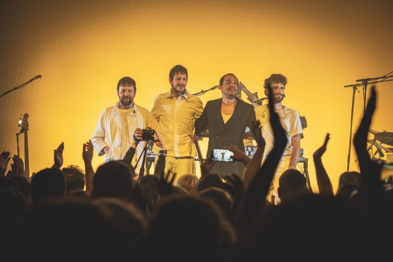 Espace Django 2025, foules, public, Malik Djoudi, musiciens, concert, salle, câbles, ambiance