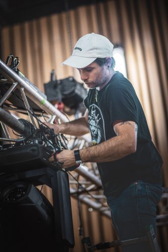 Espace Django 2025, coulisses, rangement, musiciens, techniciens, concert, salle, ambiance, montage