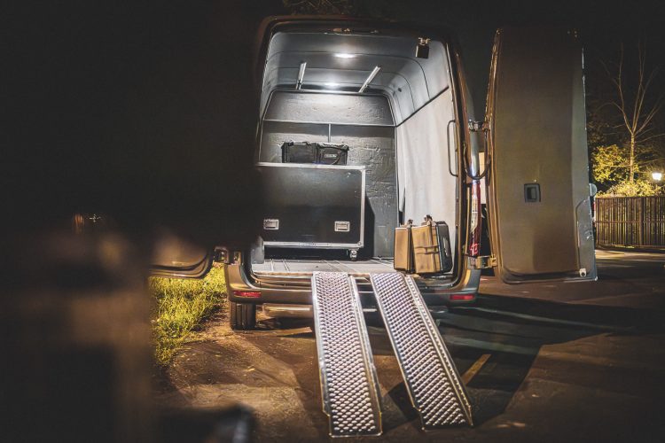 Espace Django 2025, transports, minibus, concert, ambiance, nuit