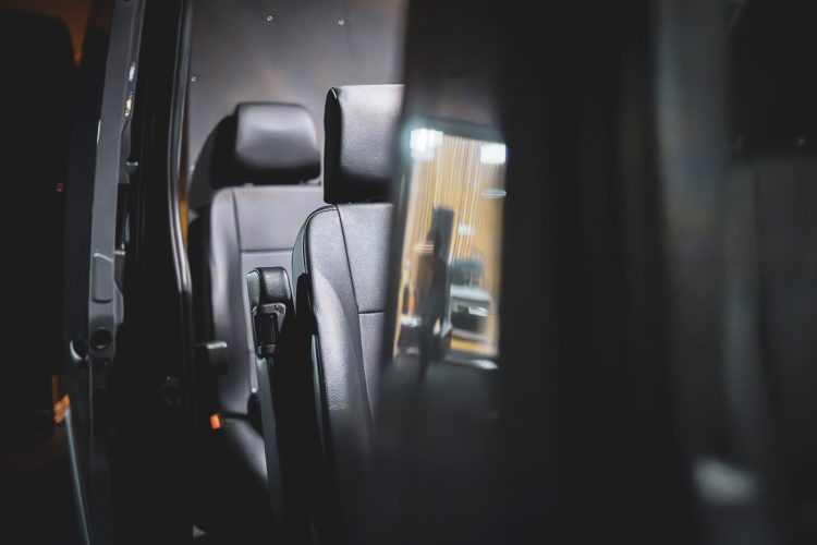 Espace Django 2025, minibus, musiciens, transports, ambiance, nuit