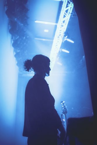 Espace Django 2025, coulisses, scène, concert, salle, lumières, handicape, sourd, chansigne
