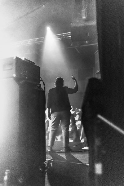 Espace Django 2025, coulisses, scène, concert, salle, lumières, handicape, sourd, chansigne
