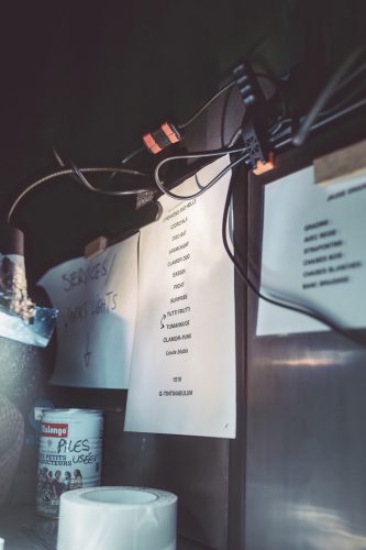 Espace Django 2025, coulisses, concert, salle, feuille de conduite, plan de feu, documents, ambiance, lumières, régis, techniciens plateaux, tracklist