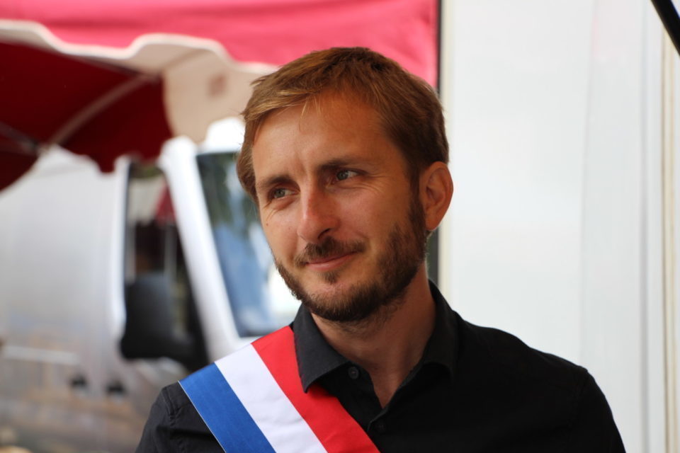 Le député François Piquemal arborant son écharpe tricolore, vendredi 24 juin 2022, sur le marché du Ravelin quartier Saint-Cyprien, à Toulouse
