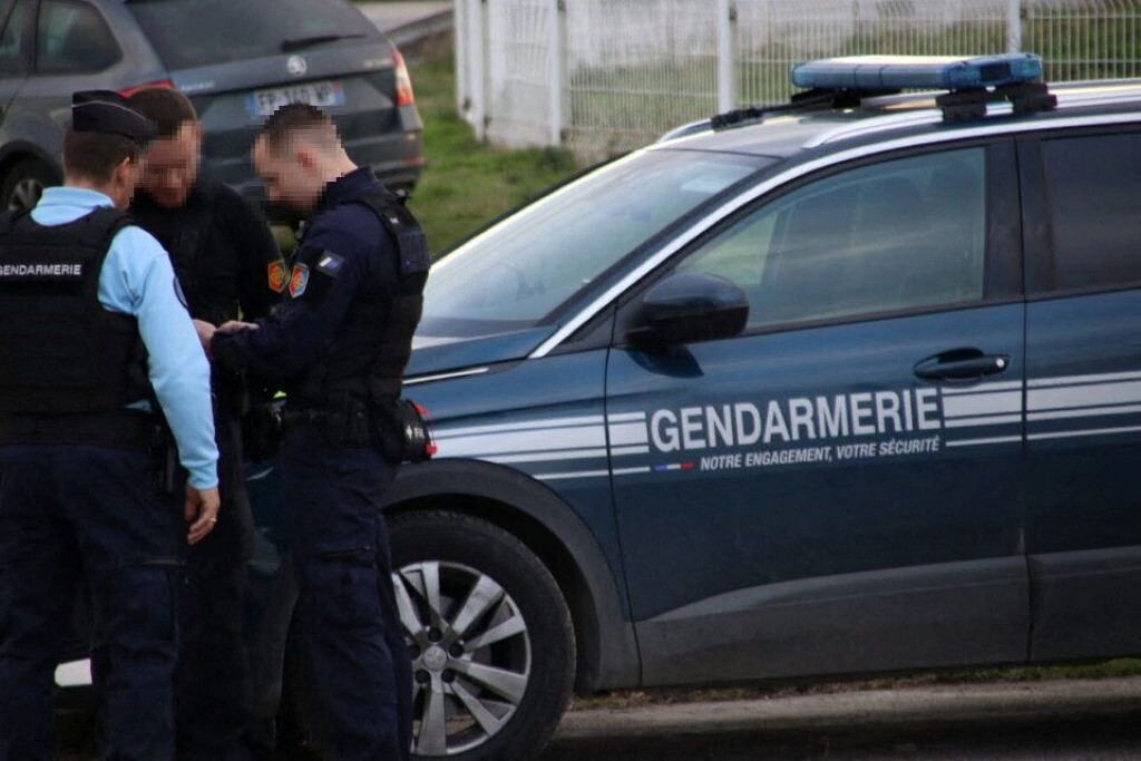 Tentative d'assassinat près de Toulouse. En pleine nuit, il réveille son père à coups de couteau et de hache