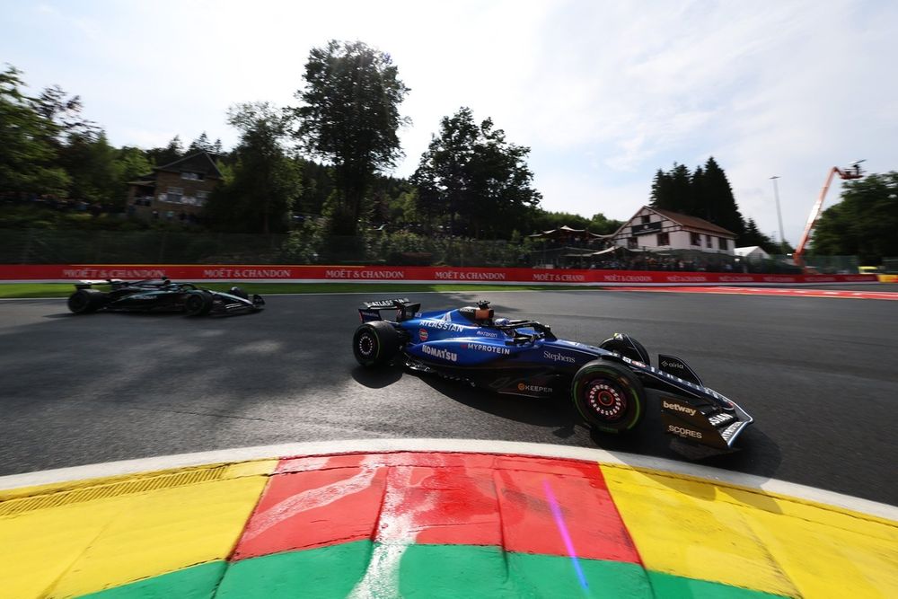 George Russell chasse Alexander Albon en début de GP.
