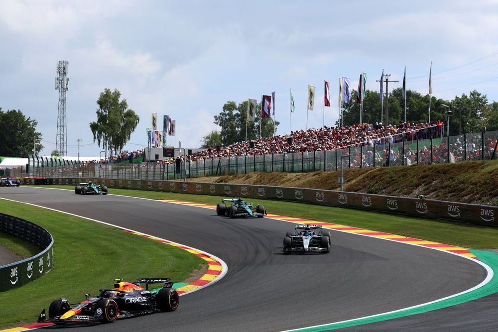 Yuki Tsunoda devant George Russell lors du sprint de Spa.