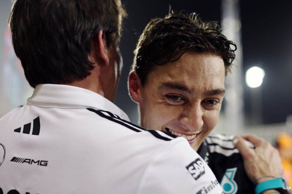 George Russell dans les bras de Toto Wolff.