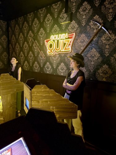 Golden quiz little red doorIMG_3443