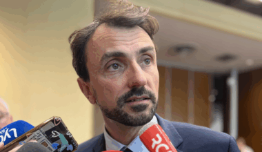 le maire de Lyon tape du poing sur la table