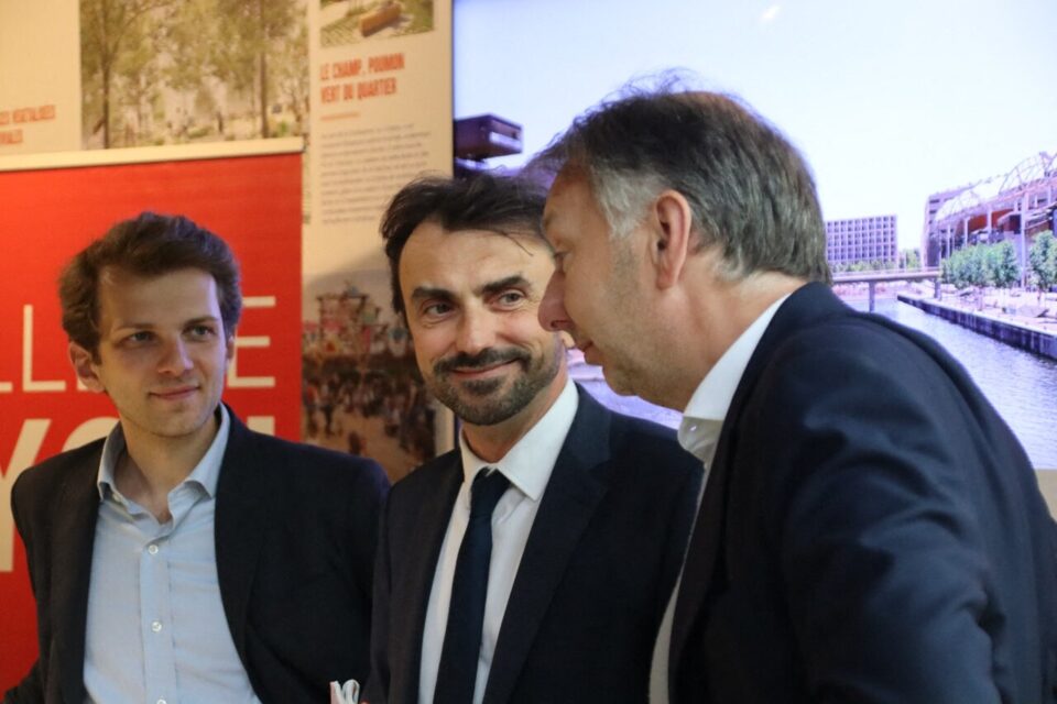 Le maire de Lyon Grégory Doucet, son adjoint Valentin Lungenstrass et le président de la Métropole Bruno Bernard lors d'une conférence de presse à la Maison de la Confluence en avril 2025.