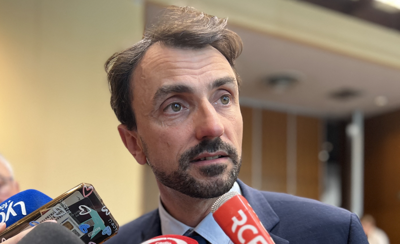 le maire de Lyon tape du poing sur la table