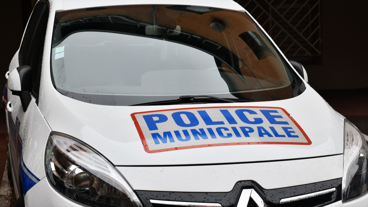des policiers municipaux sanctionnés pour avoir pris en chasse un chauffard