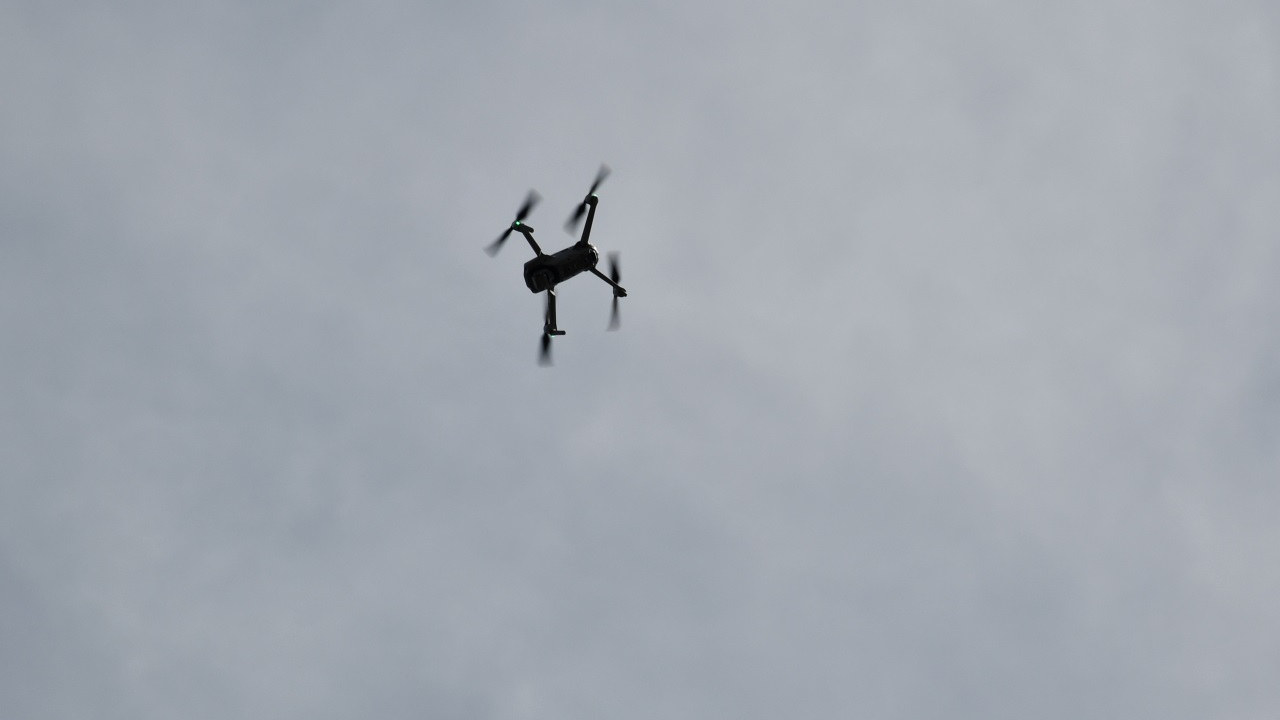 deux hommes condamnés pour avoir tenté de livrer un téléphone et des couteaux par drone dans une prison
