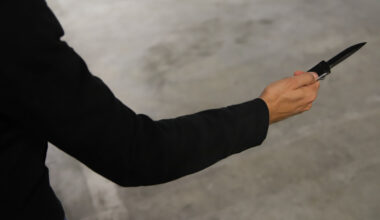 un homme vole un téléphone après avoir donné un coup de couteau à sa victime