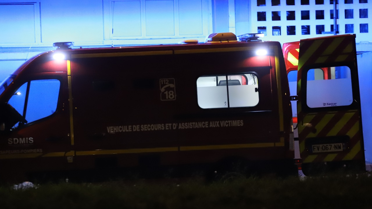un jeune homme blessé à coups de couteau en pleine rue