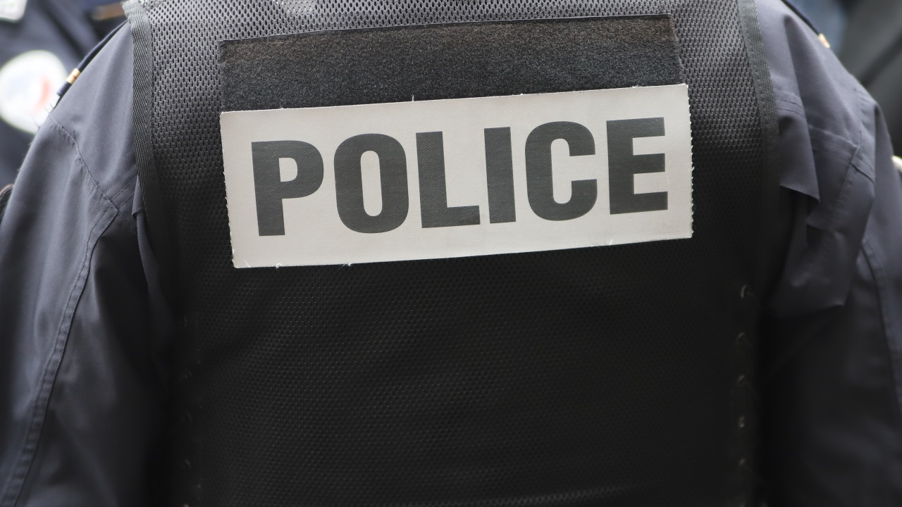 victime d'une fusillade, il est placé en garde à vue à cause d'une perquisition décisive à son domicile