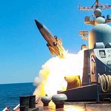 Un navire russe tire un missile de croisière en mer Noire, selon cette image tirée d'un document du ministère russe de la Défense, le 21 juillet 2023