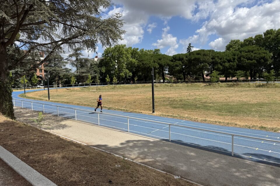 Un terrain de sport avec une piste d'athlétisme est déjà ouvert au public dans cet écoquartier. 