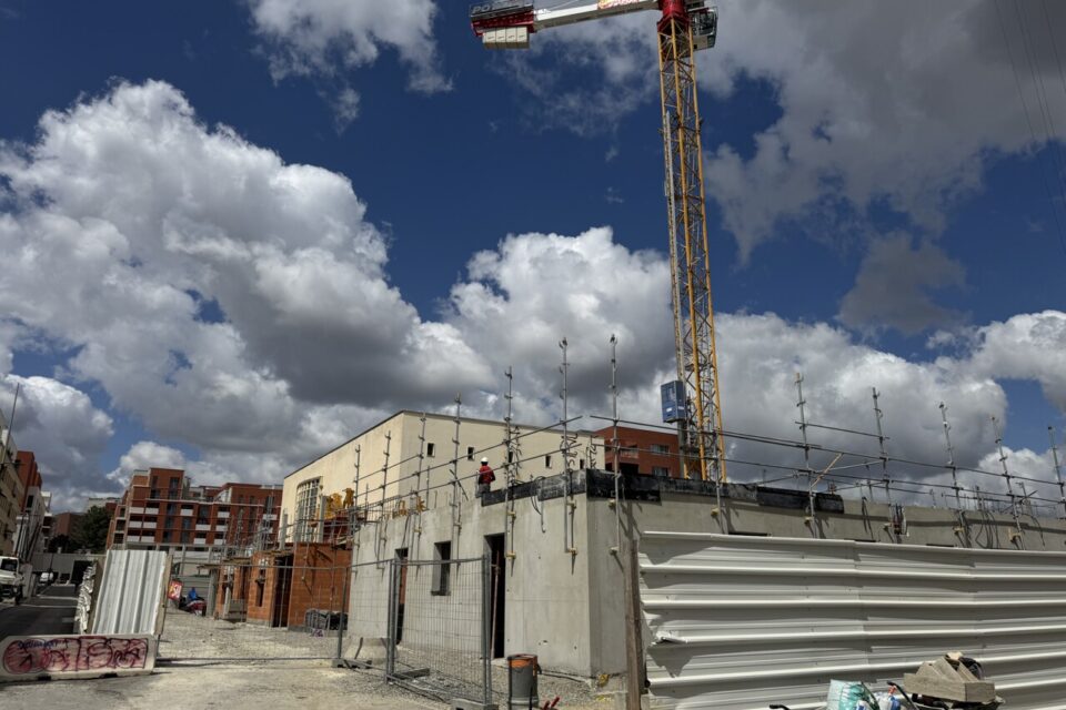 Les quelques grues encore présentes dans le quartier montrent que les travaux sont toujours en cours. 