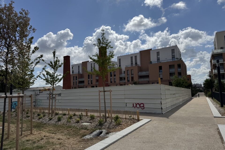 Des halles gourmandes se dresseront bientôt sur cette esplanade, juste à côté du nouveau jardin.